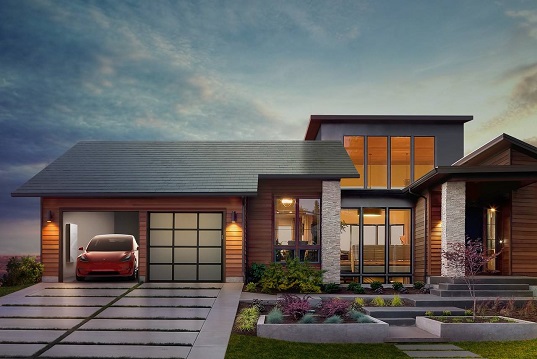 Elon Musk di Tesla presenta il tetto solare